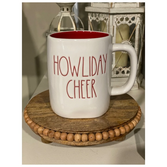 Rae Dunn Christmas βHOWLIDAY CHEERβ Christmas Mug Red Insideπ
π»πΆπ